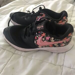 Nike Women's Black and Pink Floral Shoes
